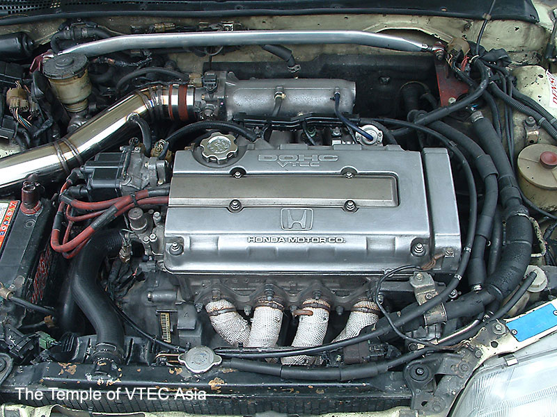 The engine bay featuring the mighty B16A engine. Wong KN March 2006